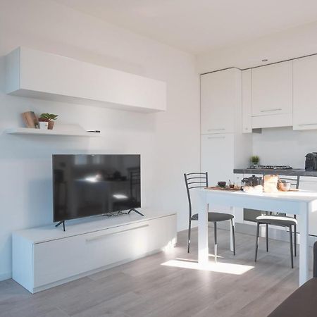By The Lake Apartments - Smart デセンツァーノ・デル・ガルダ エクステリア 写真