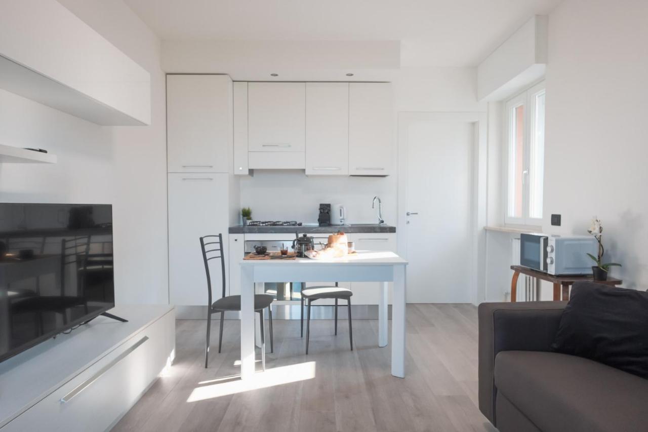 By The Lake Apartments - Smart デセンツァーノ・デル・ガルダ エクステリア 写真